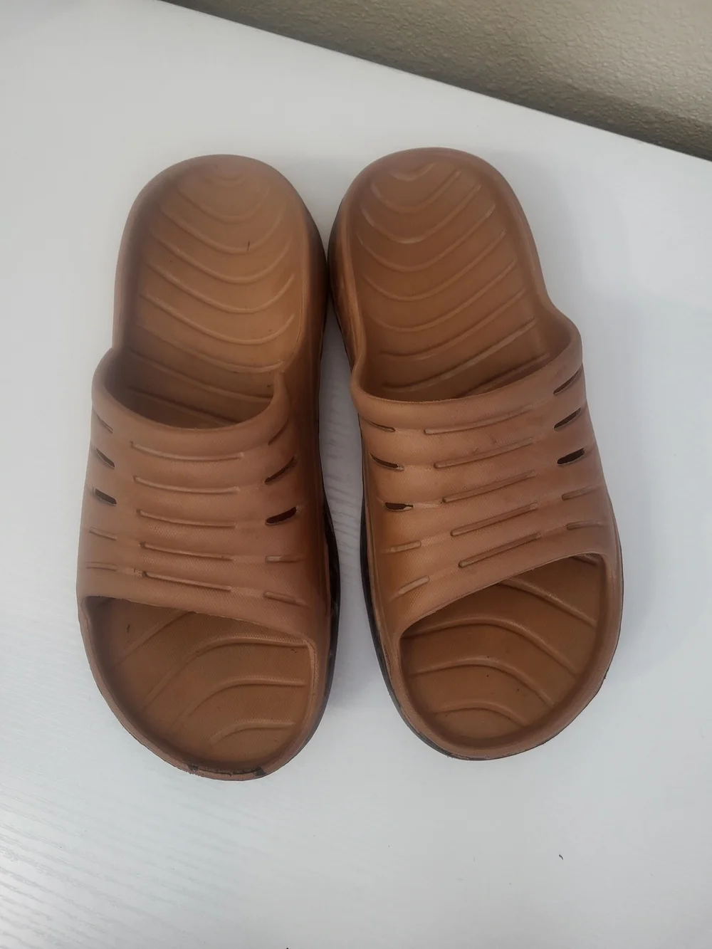 Kauilu Mens Unisex Recovery Sandals Tan color Size 8